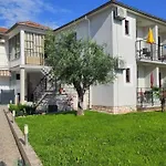 Viktor Rooms And Apartments