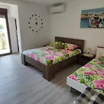 Viktor Rooms And Apartments